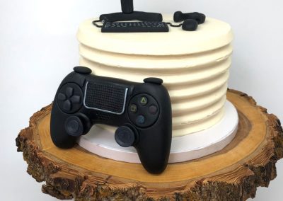 Small cake with fondant PS4, monitor, mouse, headset, and keyboard details